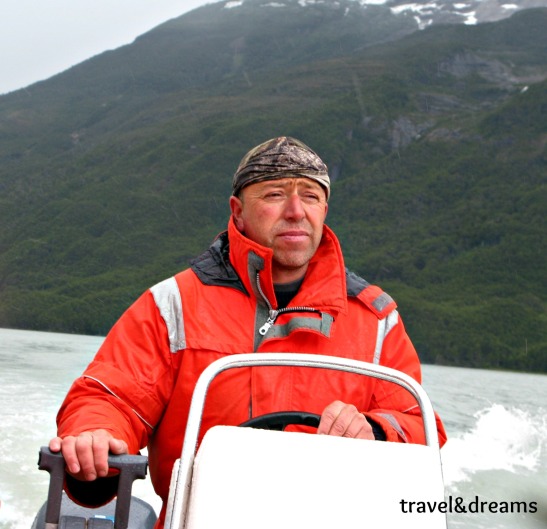 El conductor de la lanxa al fiord Ultima Esperanza. Xile / Boat driver in Ultima Esperanza fjord. Chile
