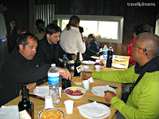 Dinant en el refugi de la Isla Gable. Tierra del Fuego / Eating in the Isla Gable shelter. Tierra del Fuego