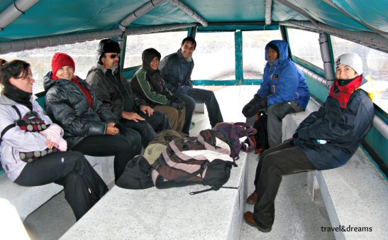 Dins de la barca cap a la Isla Martillo. Tierra del Fuego / Inside the boat going to Isla Martillo. Tierra del Fuego